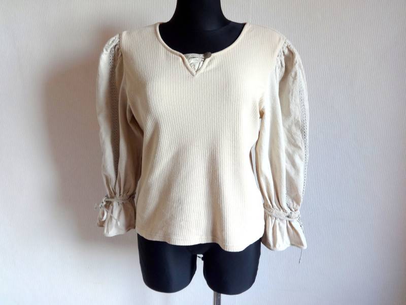 Vintage Beige & Light Gray Linen Blend Drindl Top Lace Trim Sleeve Women Es Austrian Bavarian Folk Cotton von Vintageby2sisters
