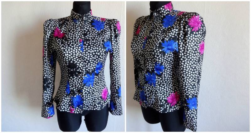 Vintage Blumenbluse Schwarz Weiß Lila Gedruckte Blumen Gepolsterte Schultern Fliege Auf Der Rückseite Lange Ärmel Formelle Bluse Sommerbluse von Vintageby2sisters
