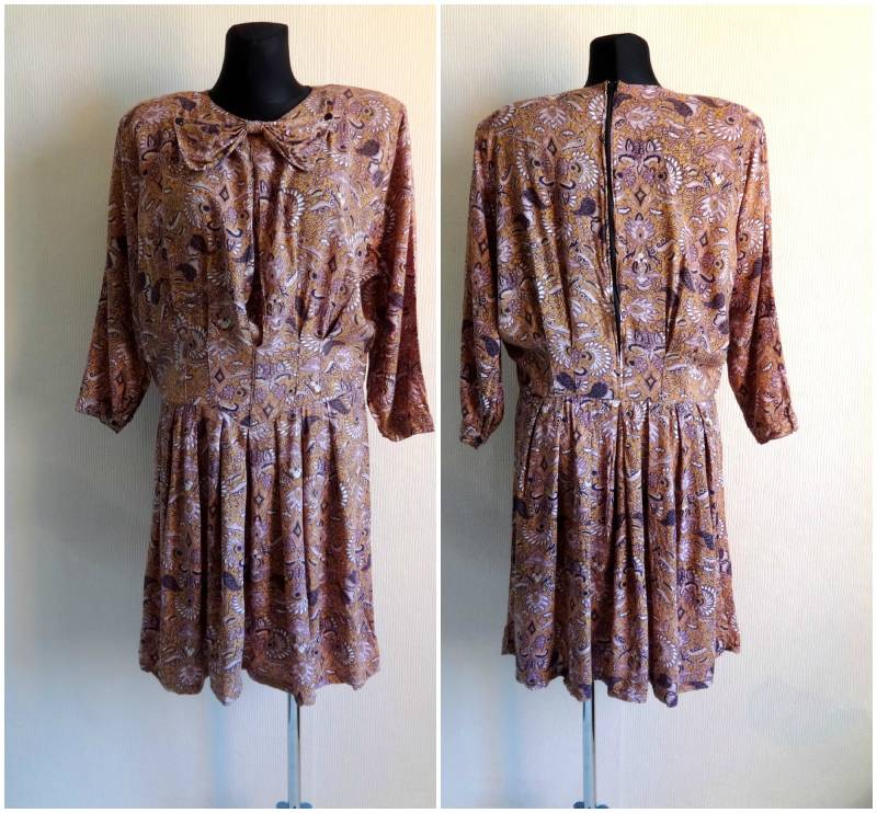 Vintage Brown & Purple Floral Dress Knee Length Bow Tie Embellished Back Zipper Closure Viscose Everyday von Vintageby2sisters