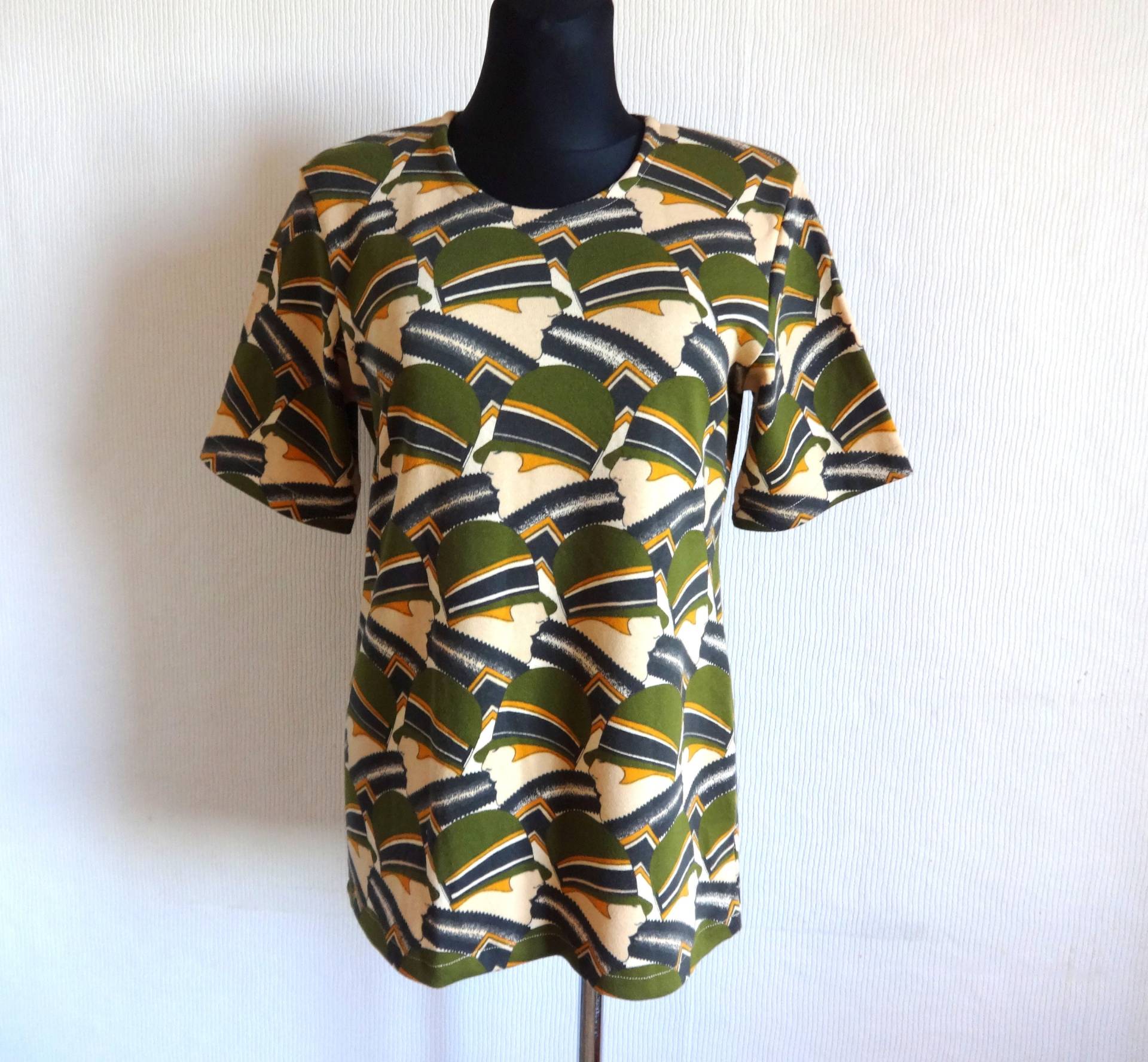 Vintage Frauen in Hut Print T-Shirt Baumwolle Jersey Top Shorty Ärmel Damen Grün & Schwarz Kleidung von Vintageby2sisters