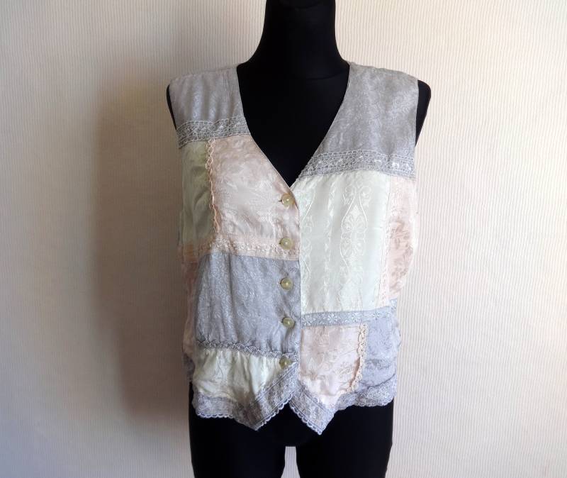 Vintage Grau & Rosa Patchwork Weste Spitze Verziert Damen Pastell Farben 90Er Jahre Kleidung Sommer von Vintageby2sisters
