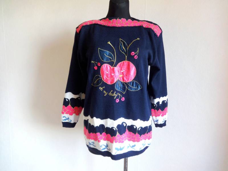 Vintage Pullover Mit Kirschen Verziert Mode 80Er 90Er Jahre Damen Kleidung Dunkelblau Rosa Golden Metallic Faden von Vintageby2sisters