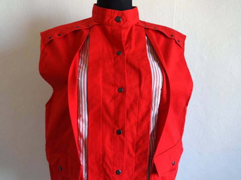 Vintage Red & Striped Tuck Push Buttons Closure Cotton Vest Hipster Clothing Sleeveless 80S 90 von Vintageby2sisters