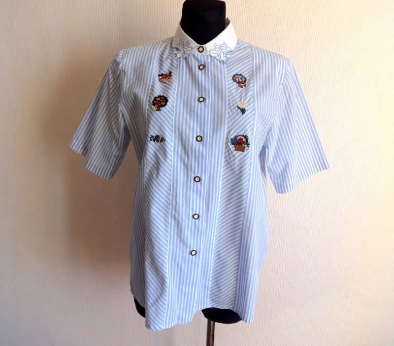 Vintage Vertikal & Diagonal Gestreift Hellblau Weißes Hemd Verziert Bluse Damen Kleidung 80Er 90Er Sommer von Vintageby2sisters