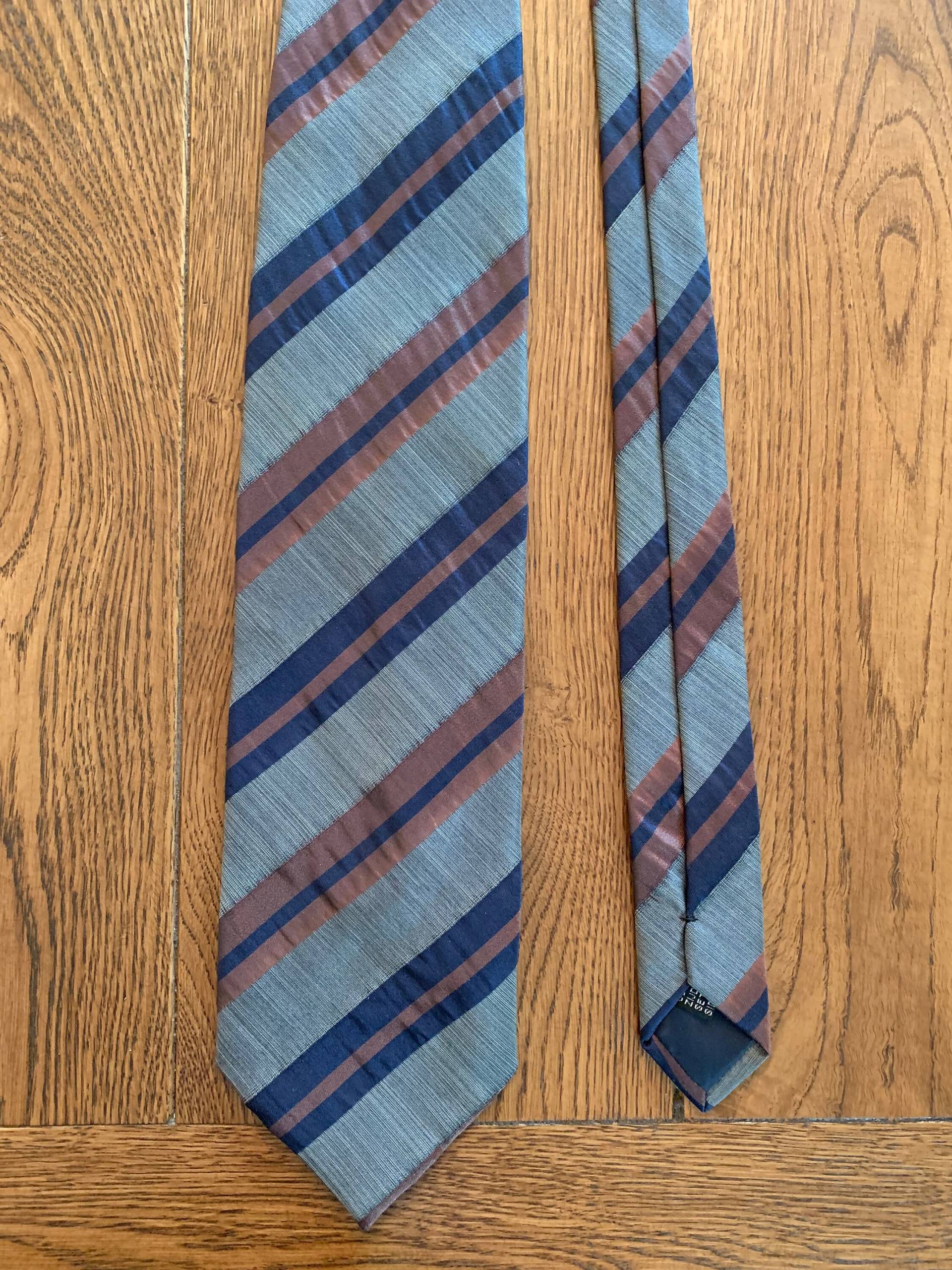 Gestreifte Seidenkrawatte Atlas Design Greg Hunt Vintage Krawatte Grau Kupfer Blau Streifen Herren Accessoires Elegant Classy Gestreifte Seidenkrawatte Atlas Design Greg Hunt Vintage Krawatte Grau Kupfer Blau Streifen Herren Accessoires Elegant Classy von VintagebyJulienne