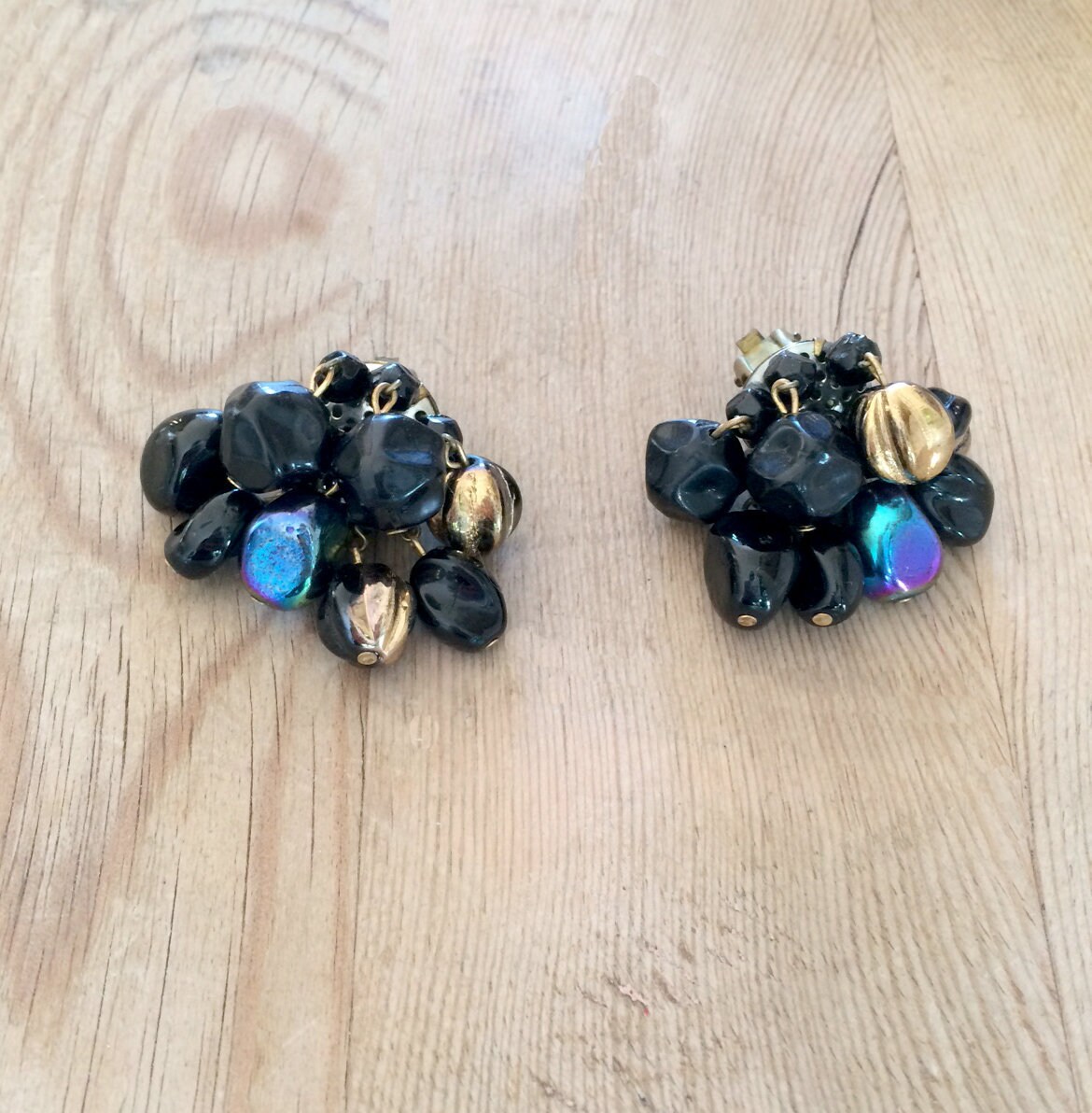 Schwarz Gold Vintage Fransen Cluster Perlen Ohrclips 1950 Kunststoff Clustered Schmuck Midcentury Ohrringe Schwarz Gold Vintage Fransen Cluster Perlen Ohrclips 1950 Kunststoff Clustered Schmuck Midcentury Ohrringe von VintagebyJulienne