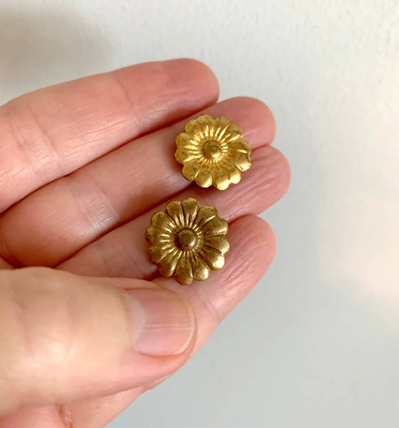 Vintage Gold Ton Blumen Ohrclips Midcentury Goldene Gänseblümchen Vintage Gold Ton Blumen Ohrclips Midcentury Goldene Gänseblümchen von VintagebyJulienne