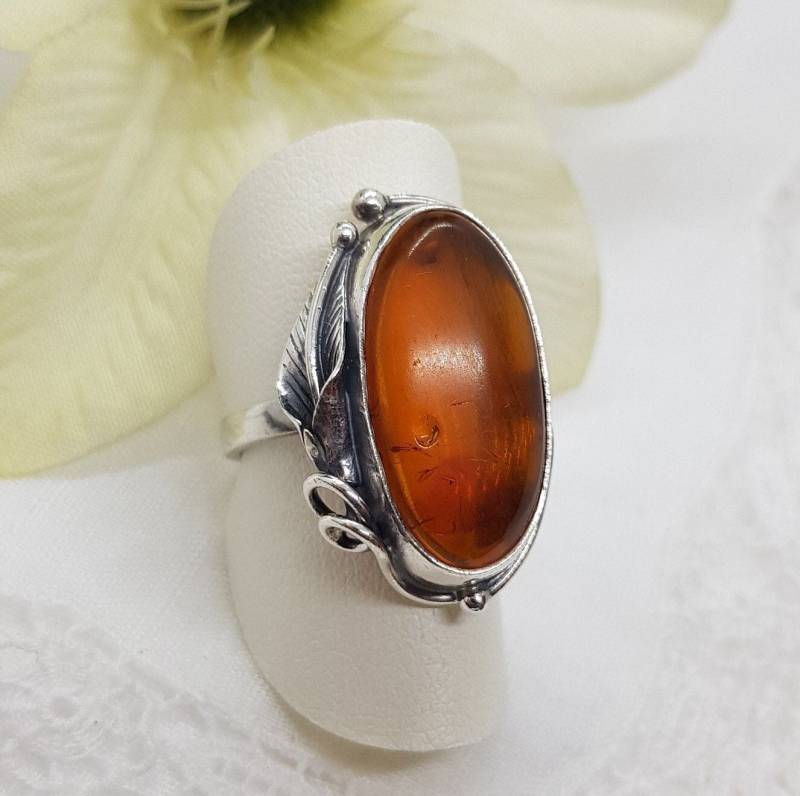 Damenring Silber 935 Mit Bernstein, Seitlich Kunstvoll Verziert Damenring Silber 935 Mit Bernstein, Seitlich Kunstvoll Verziert von VintagebyPfau