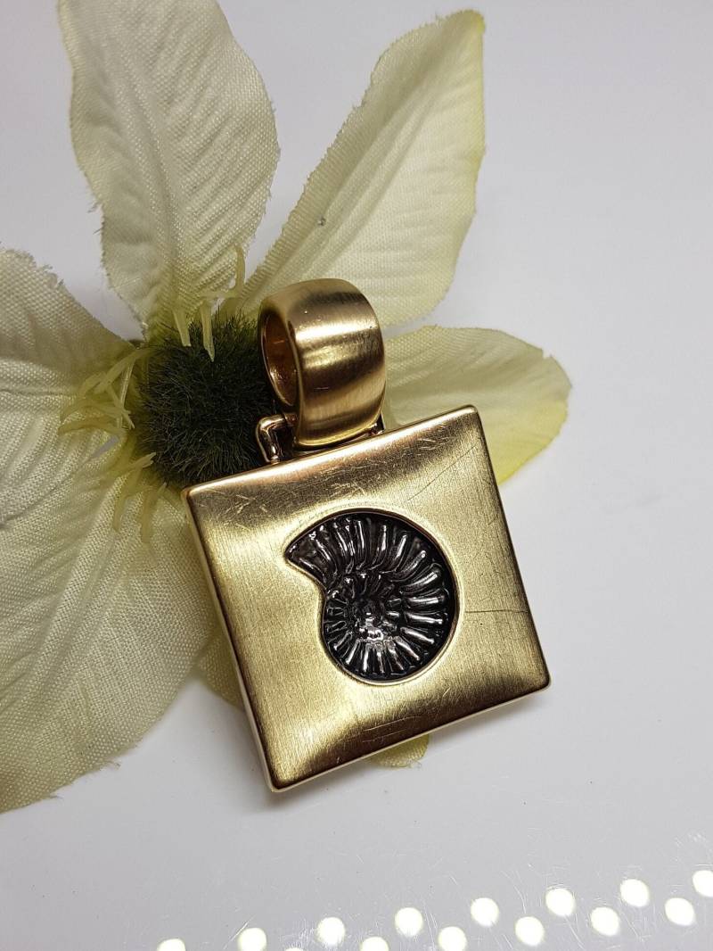 Sehr Dekorativer Anhänger Mit Einem Ammonit-Abdruck, Vergoldetes Metall, Optional Kautschuckband Sehr Dekorativer Anhänger Mit Einem Ammonit-Abdruck, Vergoldetes Metall, Optional Kautschuckband von VintagebyPfau