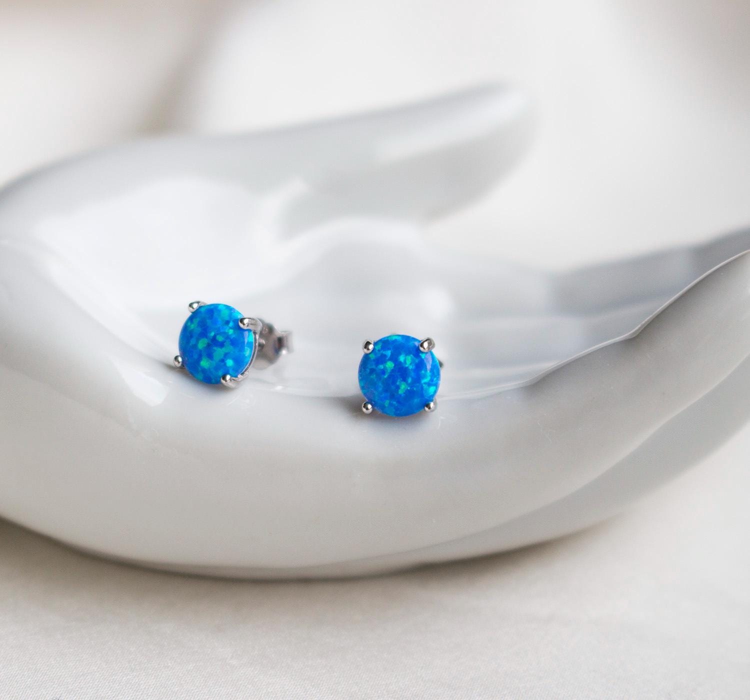 Kleine Sterling Silber Opal Blau Ohrstecker, Geburtstag Solitaire Schmuck, 925 Rund Ohrstecker von VintagebyTigerlilly