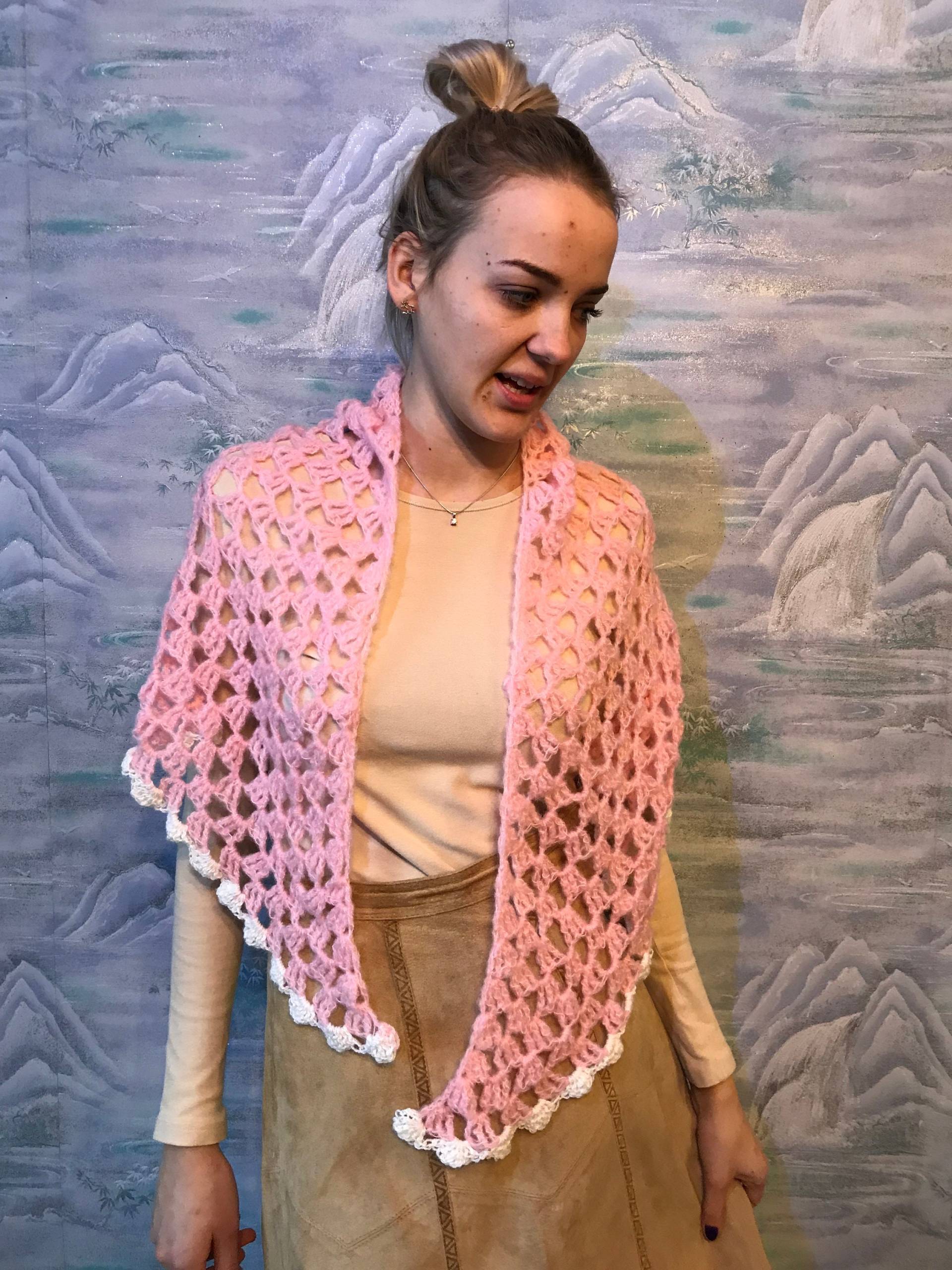 Leichte Rosa Dreieck Schal Jahrgang Häkeln Handgemachte Frauen Winterschal Blütenspitze Kleinen Fransen Wrap von VintagefairyStudio