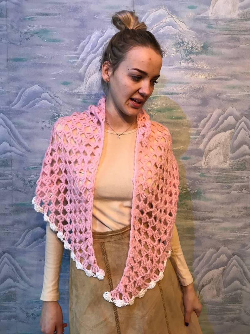 Leichte Rosa Dreieck Schal Jahrgang Häkeln Handgemachte Frauen Winterschal Blütenspitze Kleinen Fransen Wrap von VintagefairyStudio