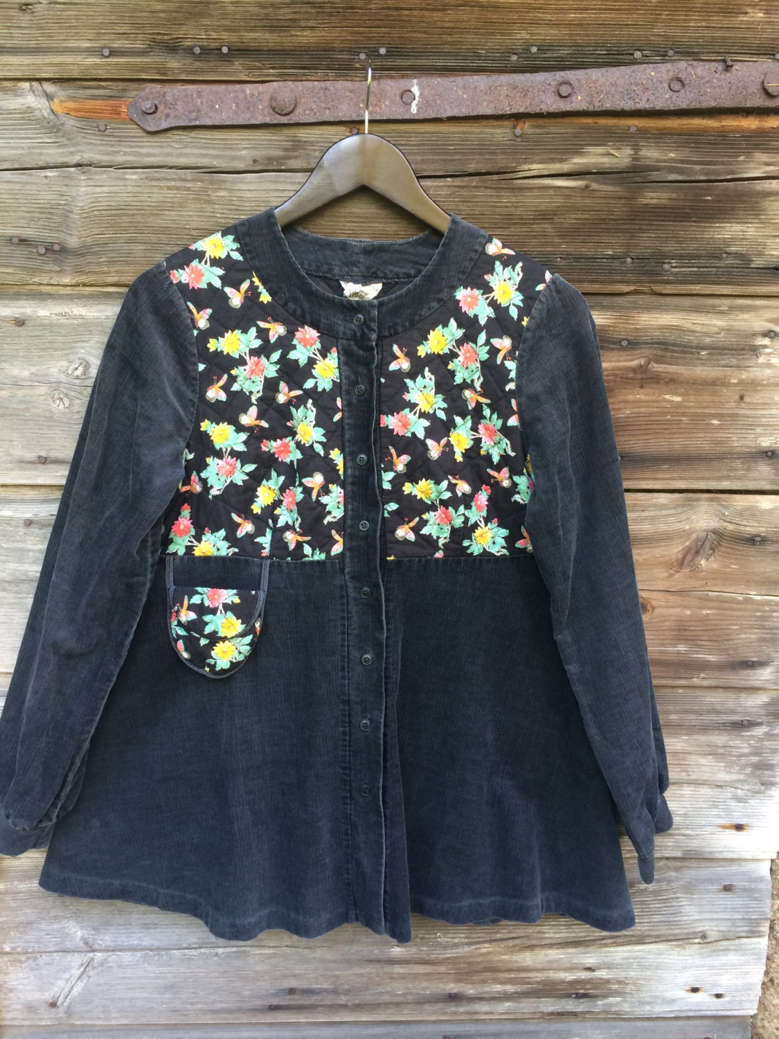 Vintage Dunkelgraue Cord Bluse Lange Weite Ärmel Mit Blumigen Stoff Element Bequeme Größe Medium von VintagefairyStudio