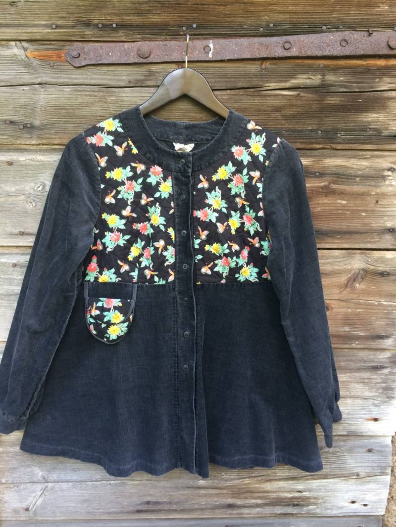 Vintage Dunkelgraue Cord Bluse Lange Weite Ärmel Mit Blumigen Stoff Element Bequeme Größe Medium von VintagefairyStudio