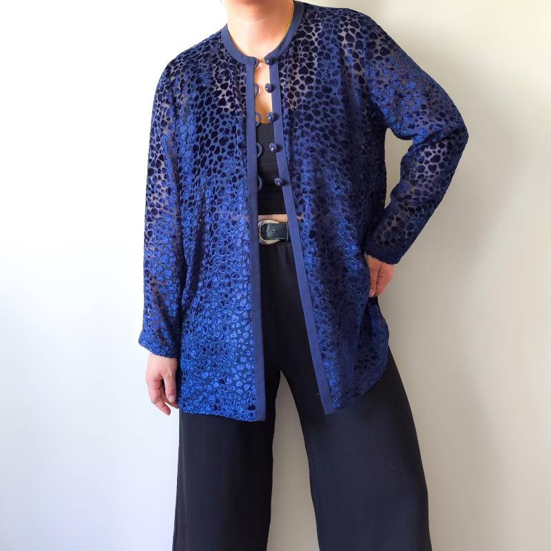 Vintage 80S Blusenjacke Blau M/L | Royalblau Leo-Muster Samt Look Transparent & Leicht Retro Statement Piece Einzelstück von VintageflakesDE