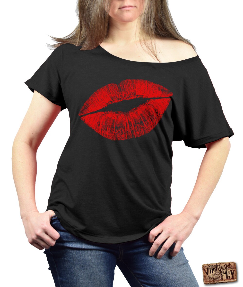 Damen Valentinstag Shirt - Kiss Lips Tri Blend Slouchy T-Shirt Off The Shoulder Erhältlich in Schwarz Und Weiß Rote Tinte S-3x von Vintageflyclothingco