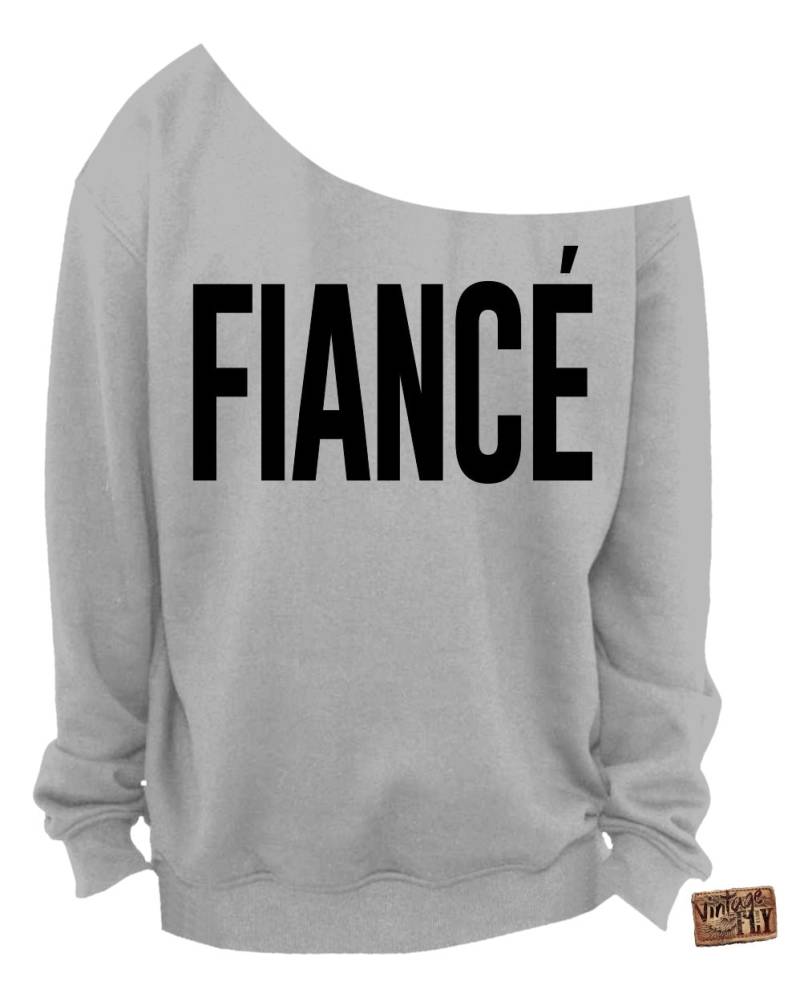 Fiance Sweatshirt - Braut Shower Geschenk Makelloses Sweatshirt Slouchy Shirt Off Shoulder Damen Sport Grau S-3x von Vintageflyclothingco