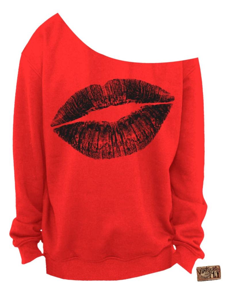 Valentinstag Shirt - Kiss Lips Slouchy Sweatshirt Von Der Schulter Sport Grau Rot Hot Pink Weiß Schwarze Tinte S-3x von Vintageflyclothingco