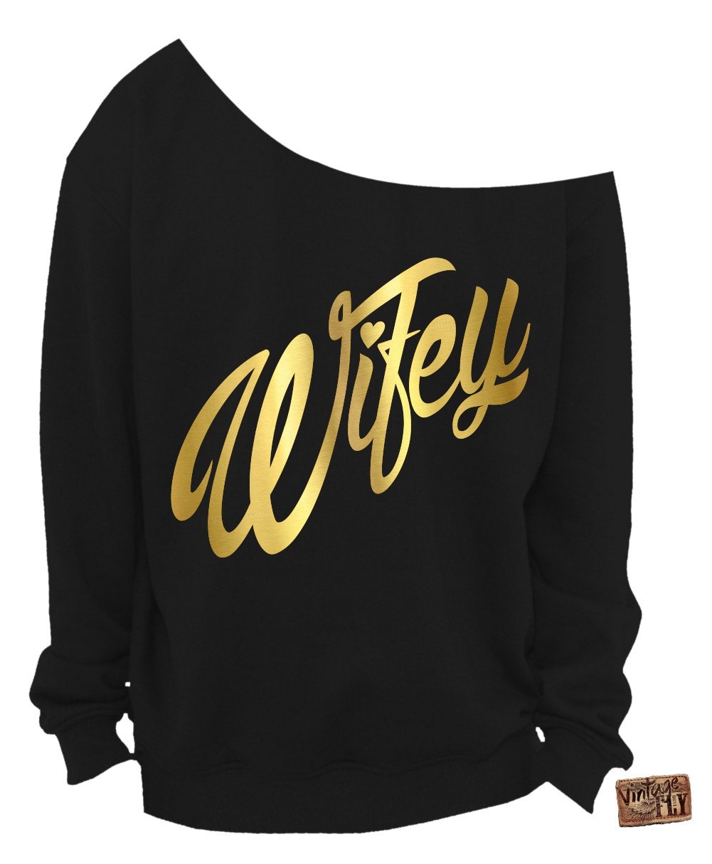 Wifey Shirt - Damen Sweatshirt Hochzeitsgeschenk Braut Shower Geschenk Slouchy Jubiläum Off The Shoulder Metallic Gold Schwarz S-3x von Vintageflyclothingco