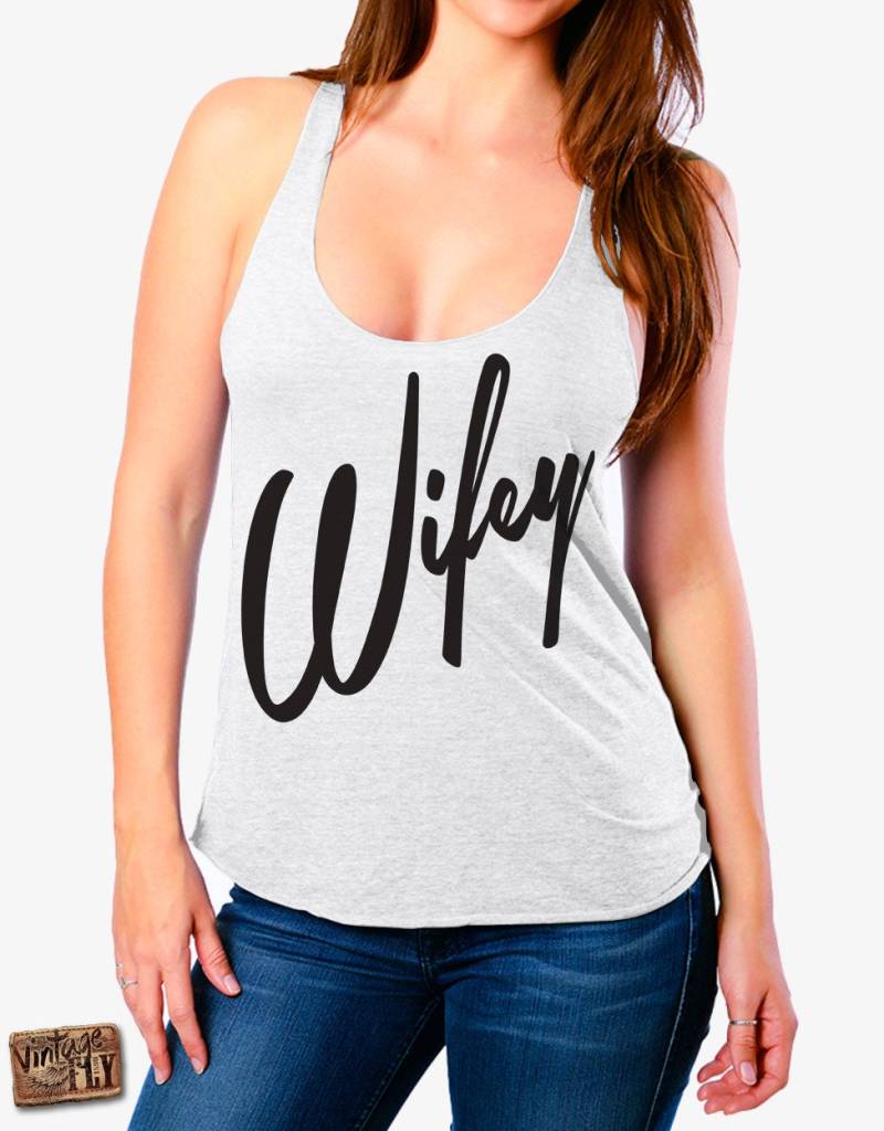 Wifey Shirt - Racerback Tank Wifey Shirt Tri Blend Racer Zurück Schwarze Abdrücke Viele Farboptionen Größen Xs-Xl von Vintageflyclothingco