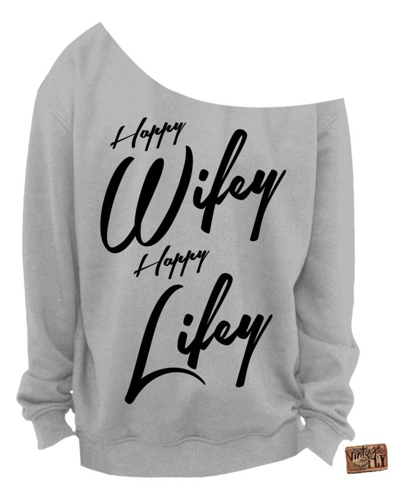 Wifey - Sweatshirt Happy Wifey Happy Lifey Damen Slouchy Sweatshirt Off The Shoulder Shirt Gedruckt in Schwarz Tinte- S Xxxl von Vintageflyclothingco