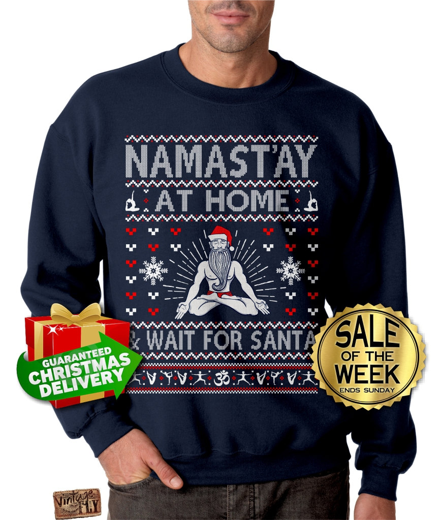Yoga Weihnachten Sweater - Namastay Zu Hause & Warten Auf Santa Yoga Ohm Unisex Rundhals-Sweatshirt Pullover S, M, L, Xl, Xxl, 3Xl von Vintageflyclothingco