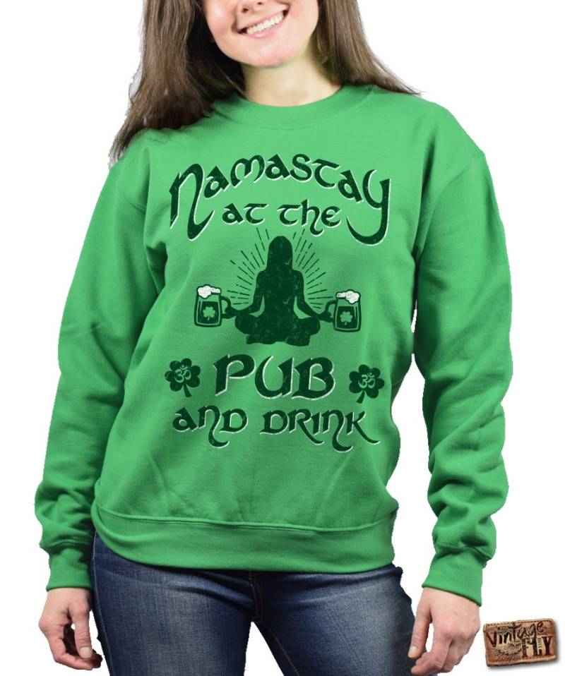 st Patricks Day Shirt - Damen Sweatshirt Namastay At The Pub Irish Crewneck in Grün, Grau Und Weiß S-3x von Vintageflyclothingco