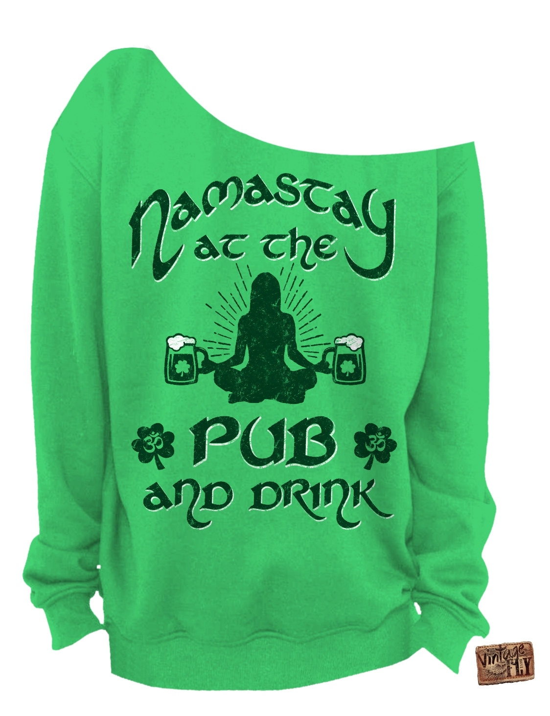 st Patricks Day Shirt - Sweatshirt Namastay At The Pub Irish Damen Off Shoulder Sweater in Grün, Grau Und Weiß S-3x von Vintageflyclothingco