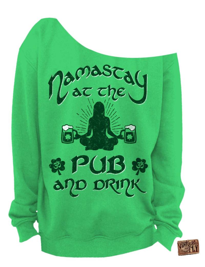 st Patricks Day Shirt - Sweatshirt Namastay At The Pub Irish Damen Off Shoulder Sweater in Grün, Grau Und Weiß S-3x von Vintageflyclothingco