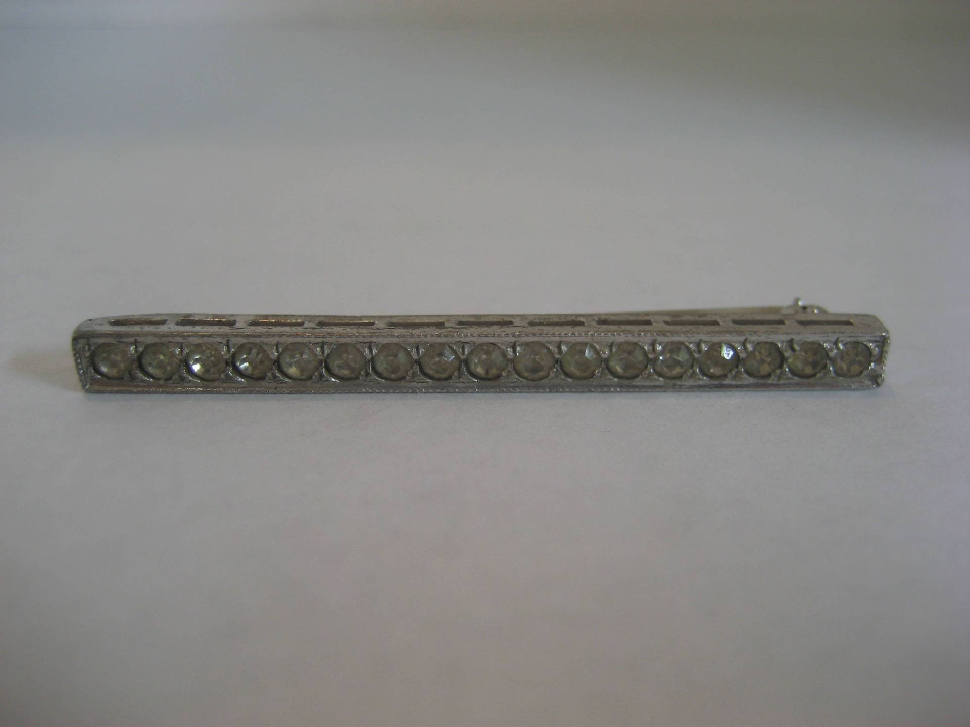 Antike Diamonbar Art-Deco-Brosche Sterling Mit Steinen von Vintagegini