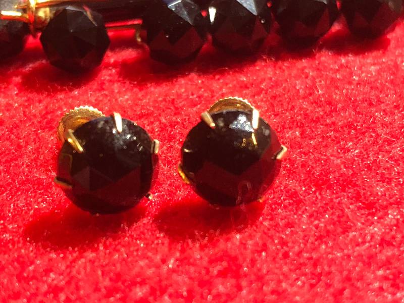 Wunderschönes Set Ohrringe Und Brosche Schwarzen Steinen Massiv 14K Gold von Vintagegini