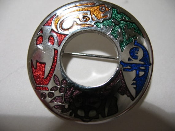 Silberfarbene Kreis-Brosche Mit Farbigen Emaille von Vintageisnow