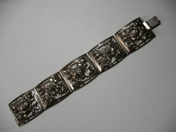 Vintage Continental Silber Gliederarmband Mit Blumenmotiv Vintage Continental Silber Gliederarmband Mit Blumenmotiv von Vintageisnow