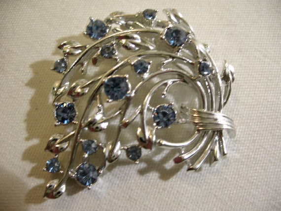 Vintage Coro Silber Tone Foliage Brosche Mit Blauen Rhinestones von Vintageisnow
