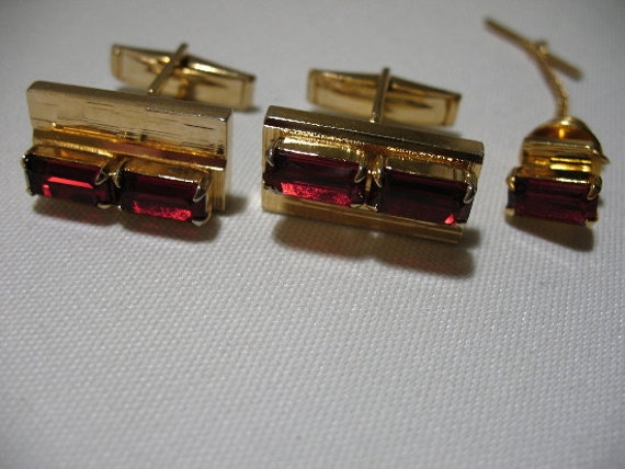 Vintage Goldfarbene Manschettenknöpfe Und Krawattennadel Mit Roten Strasssteinen von Vintageisnow
