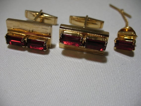 Vintage Goldfarbene Manschettenknöpfe Und Krawattennadel Mit Roten Strasssteinen von Vintageisnow