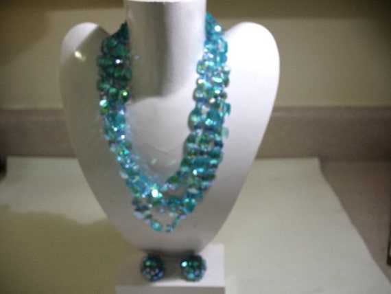 Vintage Signierte Vogue Blaue Glasperlen Multi-strand Halskette/Ohrclips, Demi-Parure Vintage Signierte Vogue Blaue Glasperlen Multi-strand Halskette/Ohrclips, Demi-Parure von Vintageisnow