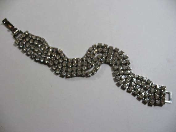 Vintage Vierreihiges Strass Tennis Armband, Silberfarben, 18cm von Vintageisnow