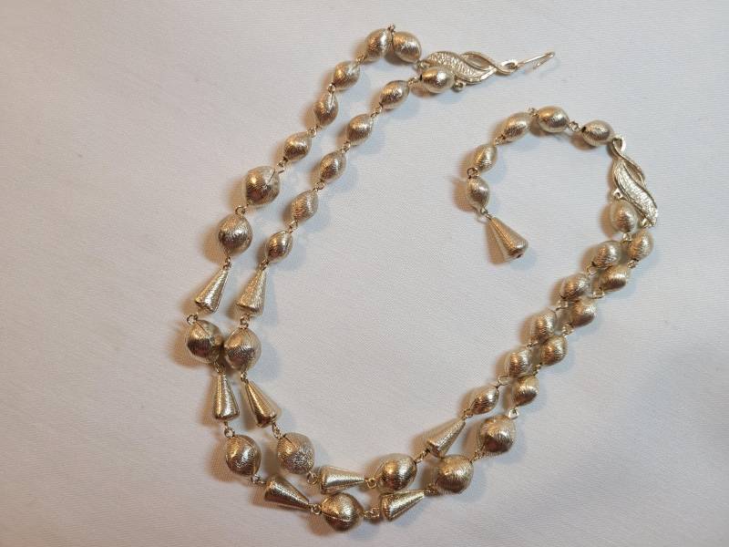 Vintage Zweisträngige Goldfarbene Metallperlen-Halskette von Vintageisnow