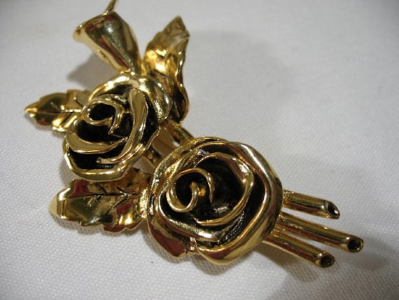 Wunderschöne, Signierte Ago, Goldfarbene Rosenbrosche von Vintageisnow