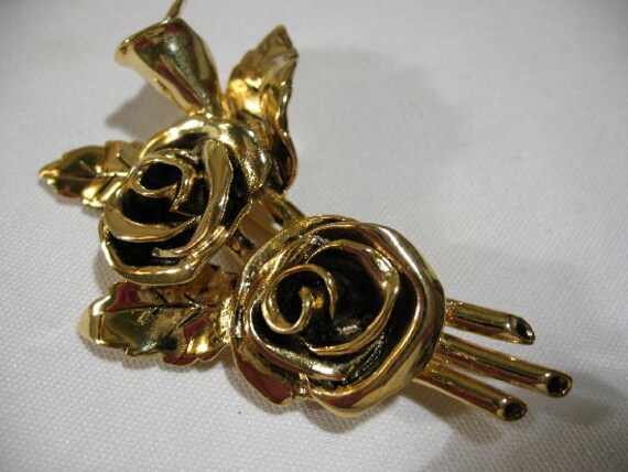 Wunderschöne, Signierte Ago, Goldfarbene Rosenbrosche von Vintageisnow