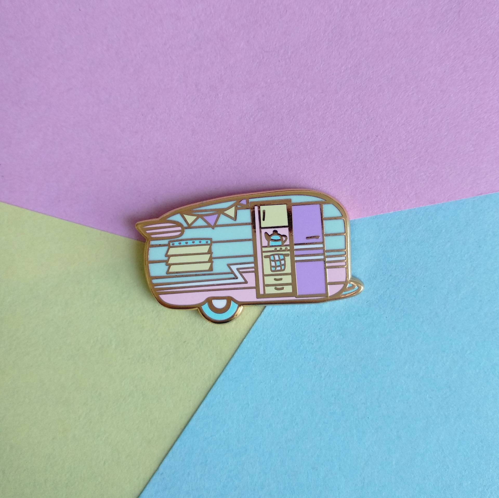 Caravan Pin - Tiny Houses Hard Emaille Pin Roulotte Caravan Pin - Tiny Houses Hard Emaille Pin Roulotte von Vintagemlife
