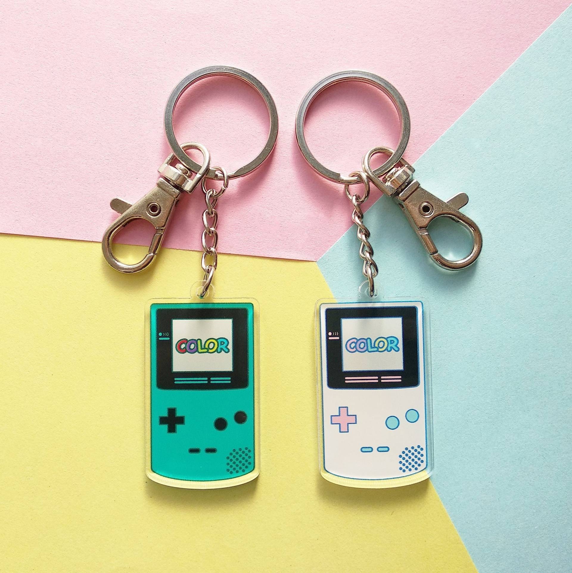 Mein Pastellfarbener Gameboy-Schlüsselanhänger - Blaugrün-Weißer Acryl-Schlüsselanhänger in Gameboy-Farbe Mein Pastellfarbener Gameboy-Schlüsselanhänger - Blaugrün-Weißer Acryl-Schlüsselanhänger in Gameboy-Farbe von Vintagemlife
