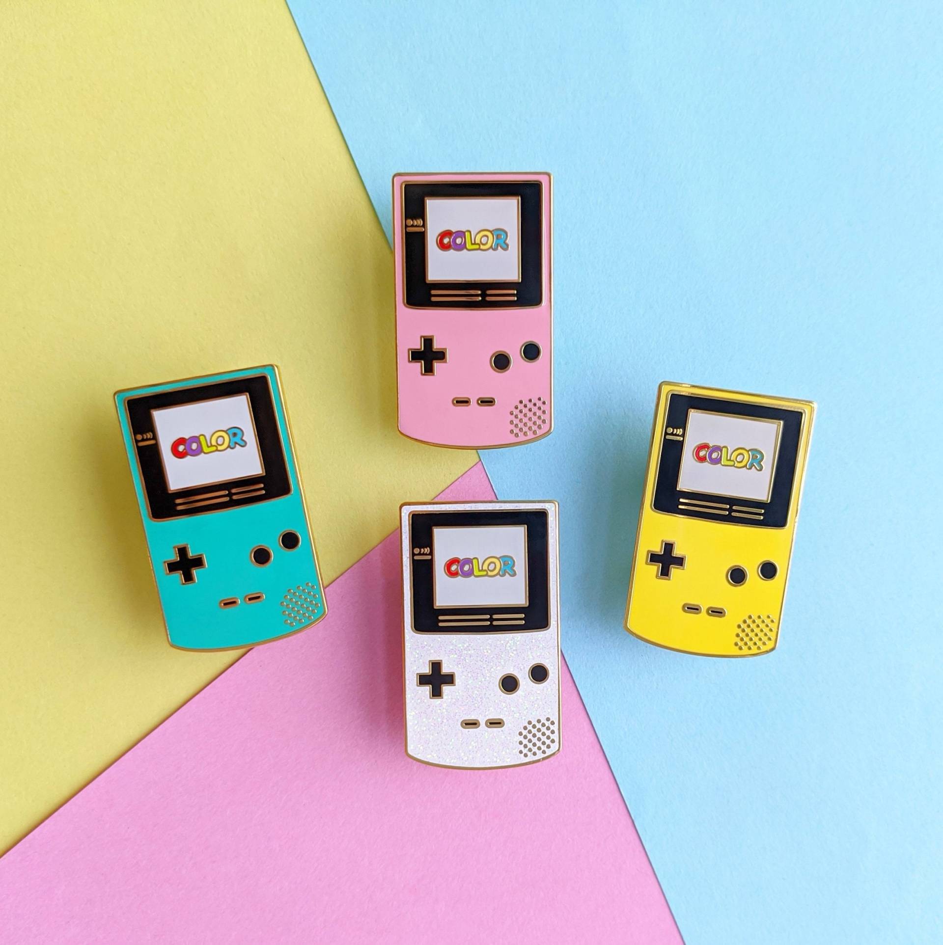 Meine Pastell-Gameboy-Pin - Retro-Gameboy-Farbnadel Nostalgie-Pins in Weiß+Glitzer, Gelb, Rosa Oder Blaugrün Meine Pastell-Gameboy-Pin - Retro-Gameboy-Farbnadel Nostalgie-Pins in Weiß+Glitzer, Gelb, Rosa Oder Blaugrün von Vintagemlife