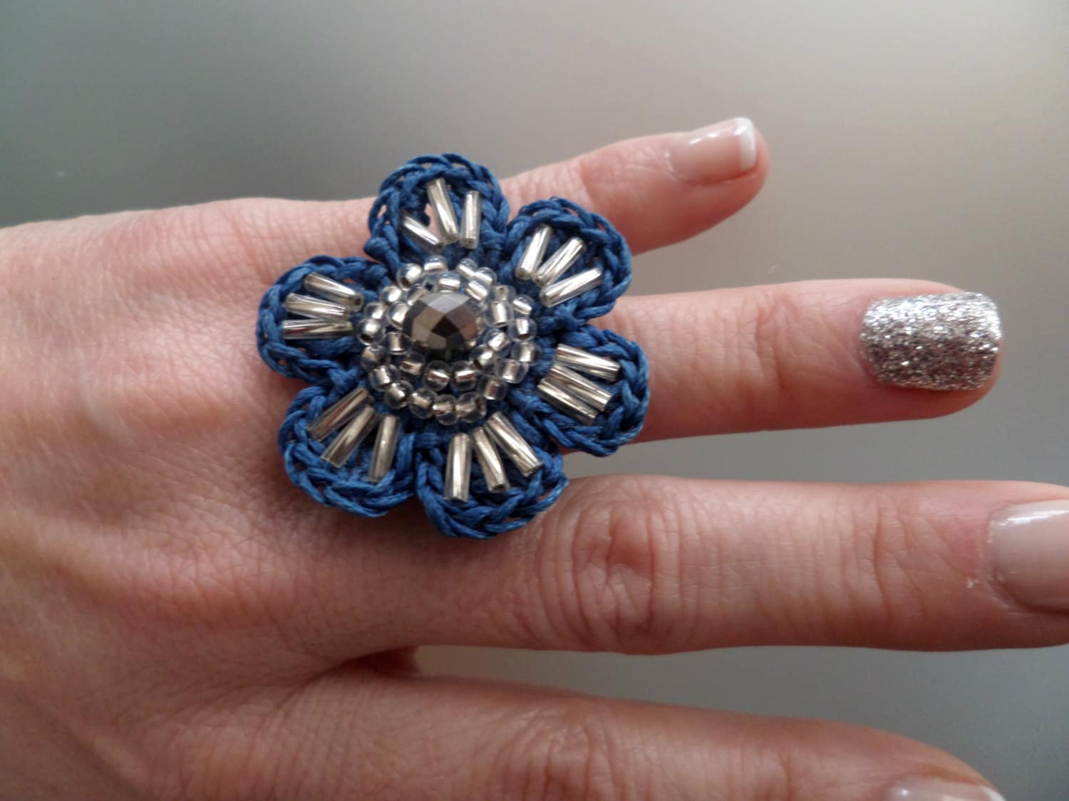 Gehäkelte Blaue Blume Ring Verziert Mit Samen & Tube Glasperlen in Silber Farbe/Feier Geschenk/Häkeln Schmuck/Häkeln Gehäkelte Blaue Blume Ring Verziert Mit Samen & Tube Glasperlen in Silber Farbe/Feier Geschenk/Häkeln Schmuck/Häkeln von Vintagespecialmoment