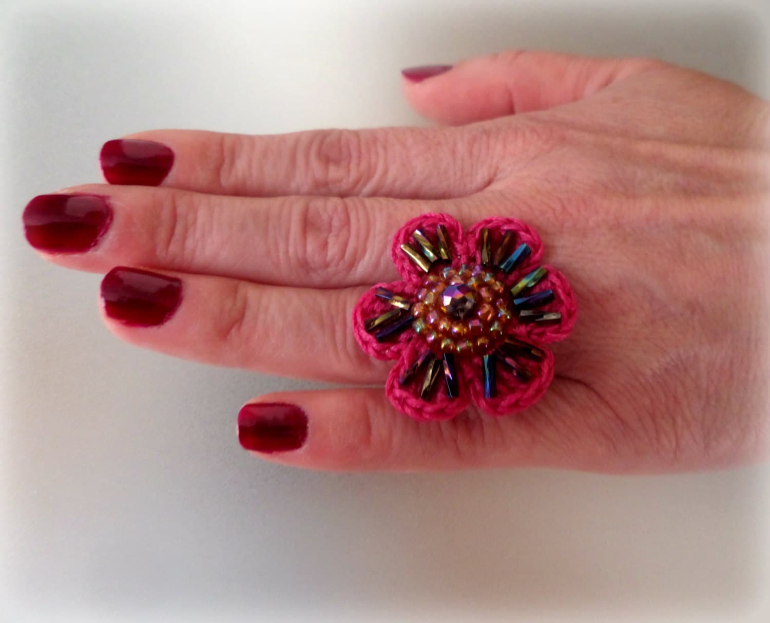 Gehäkelte Blume Ring/Fuchia Gewachst Schnur & Bunte Rocailles Feier Geschenk Gehäkelte Schmuck Wunderliche Häkeln Gehäkelte Blume Ring/Fuchia Gewachst Schnur & Bunte Rocailles Feier Geschenk Gehäkelte Schmuck Wunderliche Häkeln von Vintagespecialmoment