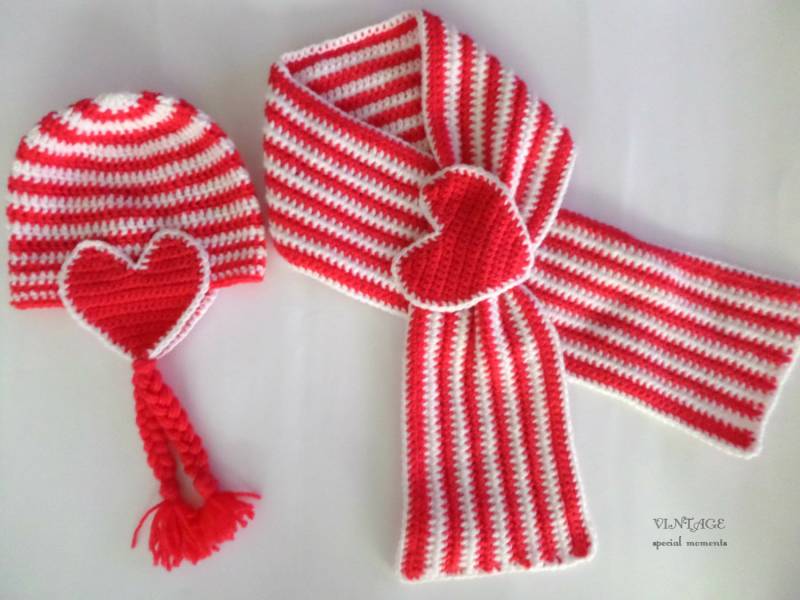 Häkeln Mädchen Hut Und Schal/Set Verziert Mit Herzen/stripped Set Schal &/Sofort Lieferbar von Vintagespecialmoment