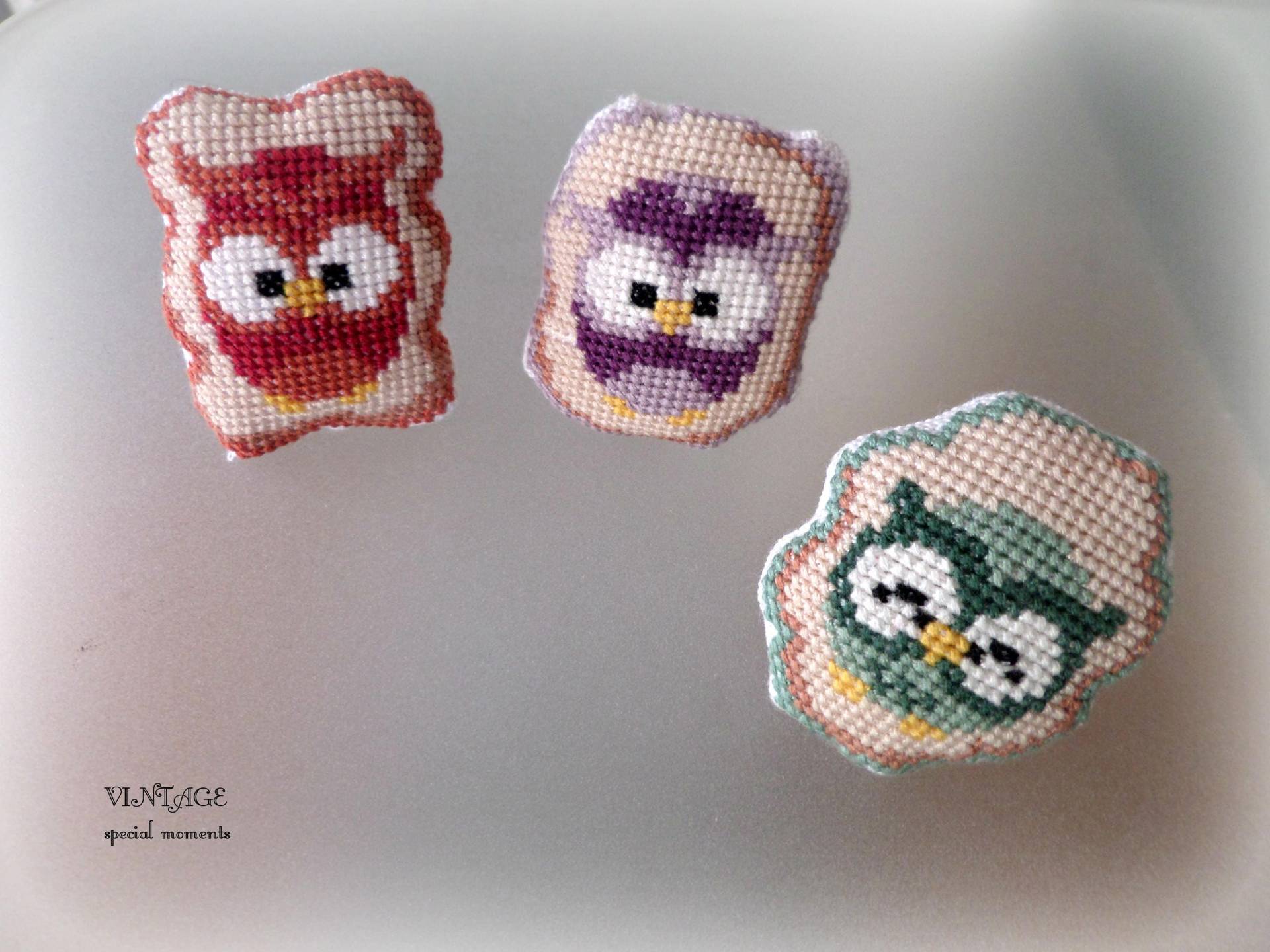 Hand Bestickt Süße Eule Kreuzstich Brosche. Kreuzstich Eule. Idee Für Geschenk, Partei Gefallen, Taufe Bomboniere von Vintagespecialmoment