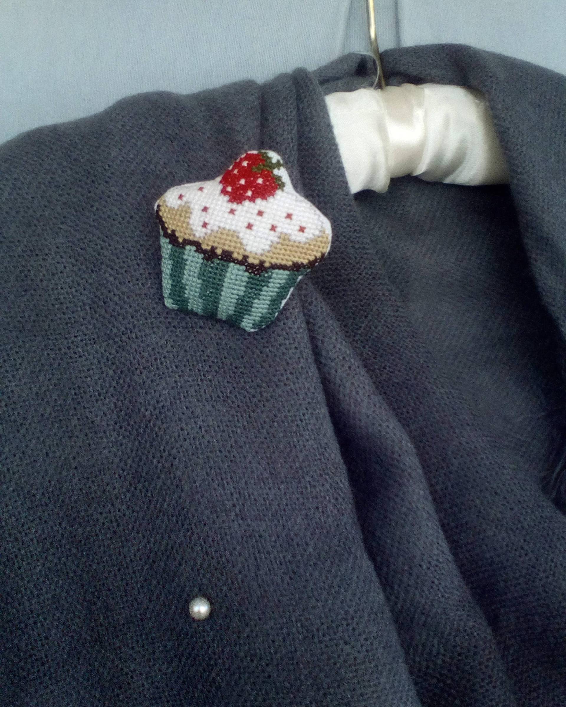 Hand Bestickt Tasse Kuchen Kreuzstich Brosche. Kreuz Stich Idee Für Geschenk, Partei Gefallen, Taufe Bomboniere von Vintagespecialmoment