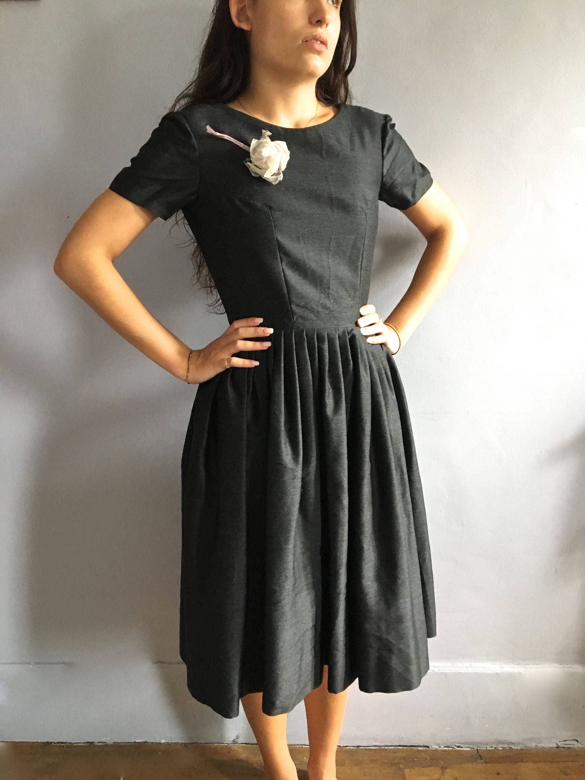 Vintage 1950S Wollkleid Tellerrock Mit Falten, Tailliertes Oberteil Vintage 1950S Wollkleid Tellerrock Mit Falten, Tailliertes Oberteil von VintagestarParis
